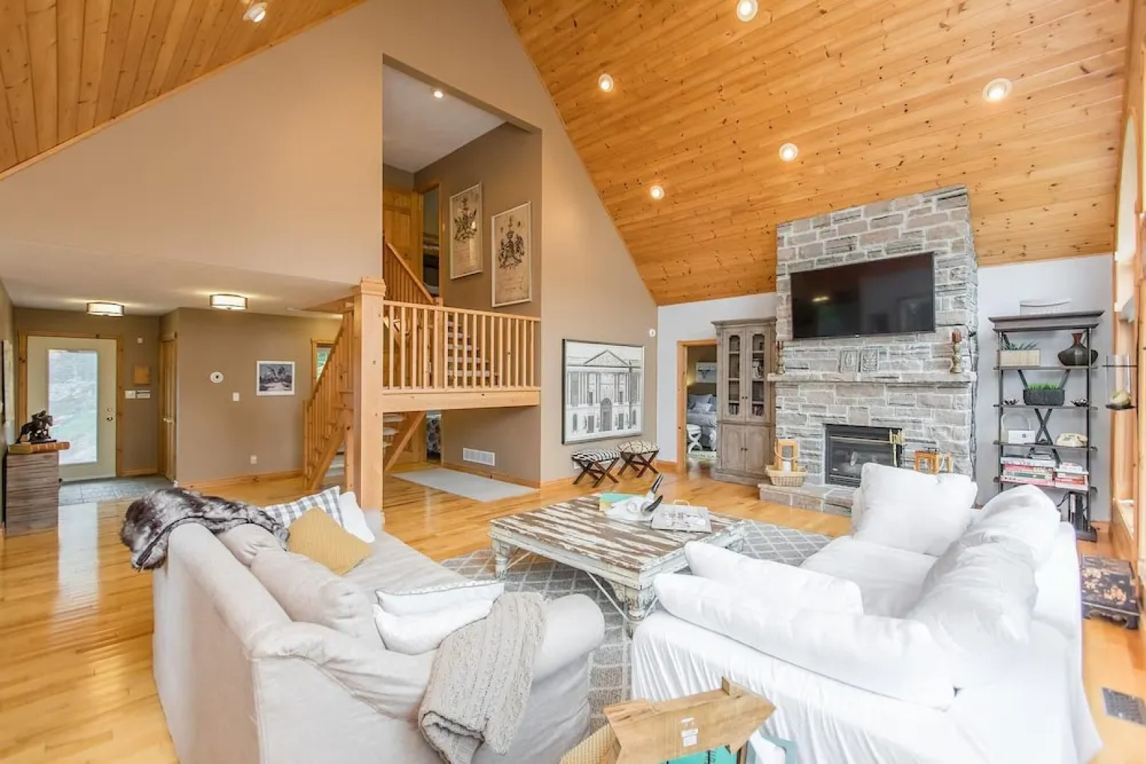Vantage Point~Lovely 4 bed, 2.5 bath with fabulous views of Lake of Bays!