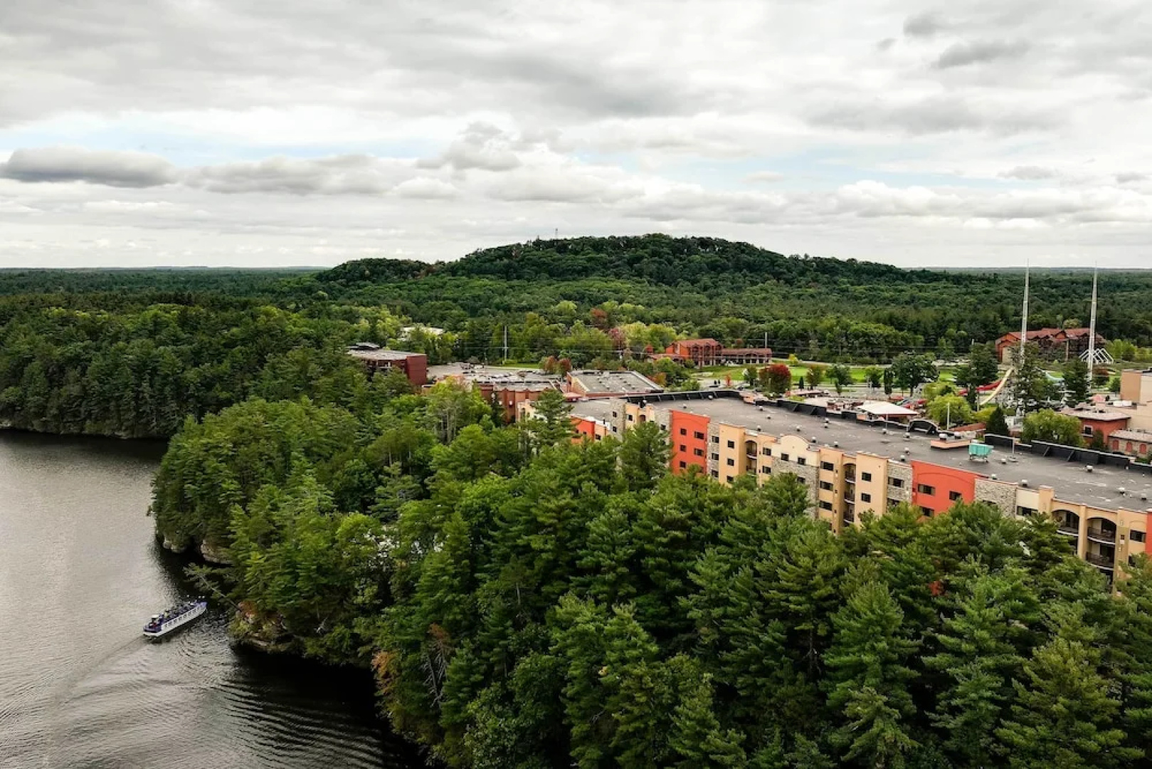 Wisconsin Dells Resort Condo w/ 2 Fireplaces