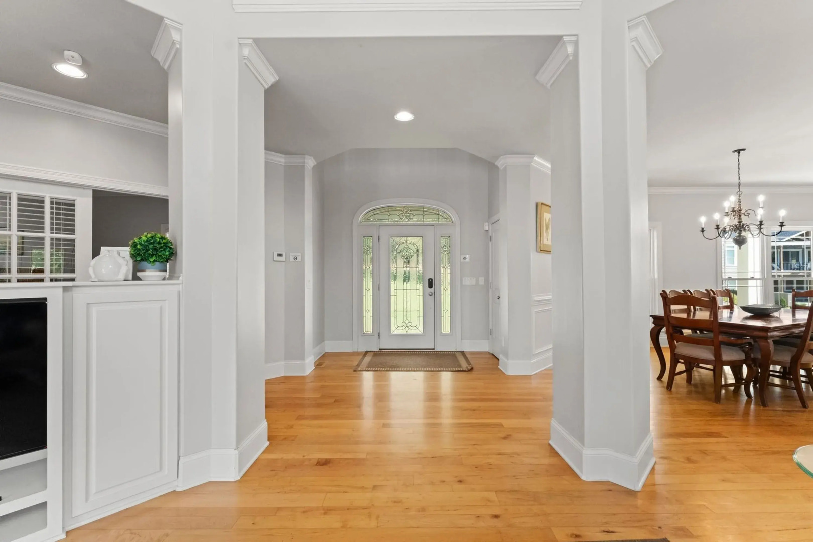 Lakefront 6bdr, Priv Dock, Game Room, Firepit Jake's Lake House by Avantstay