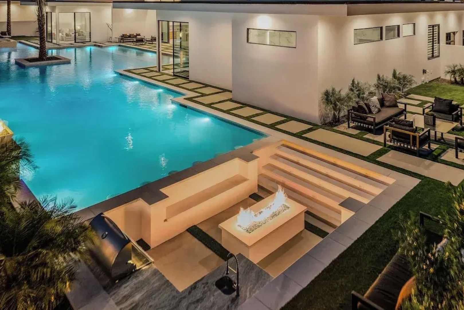 Sleeps 31 2 Luxury Villas w/ Pool + Spa, Putting Green Bravo by Avantstay