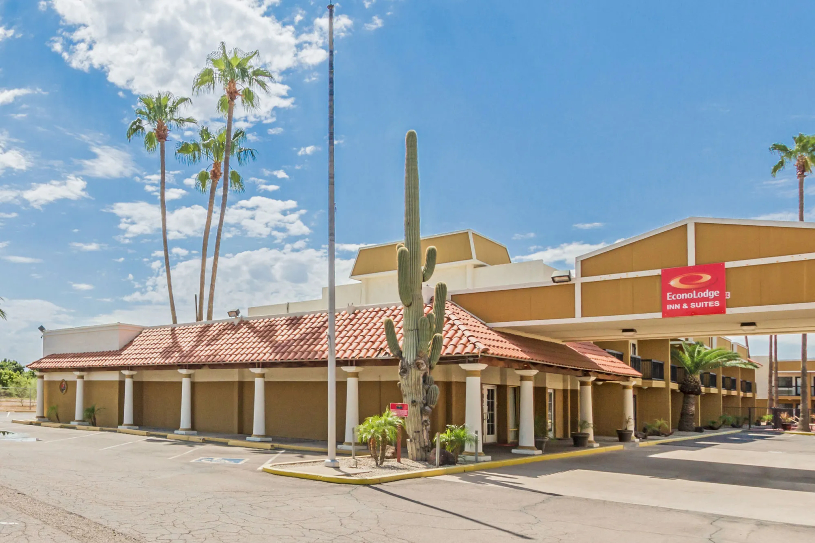 Econo Lodge Inn & Suites