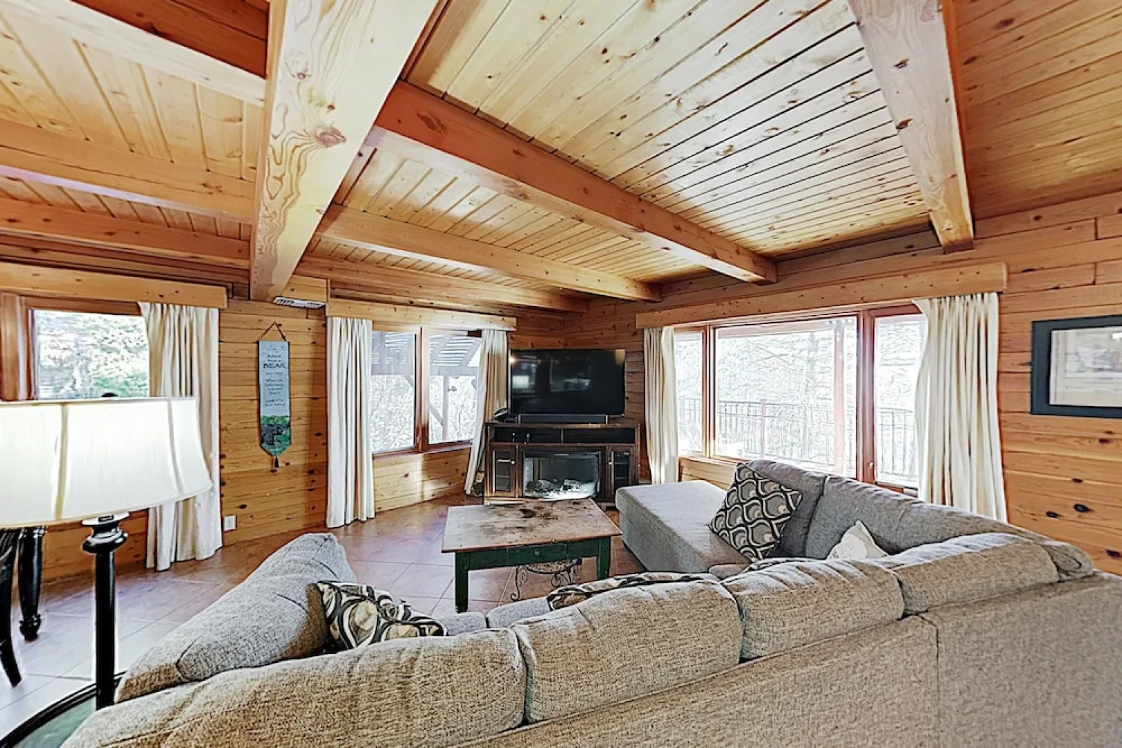 Expansive Haven W/ Fireplaces & Epic Game Room Home