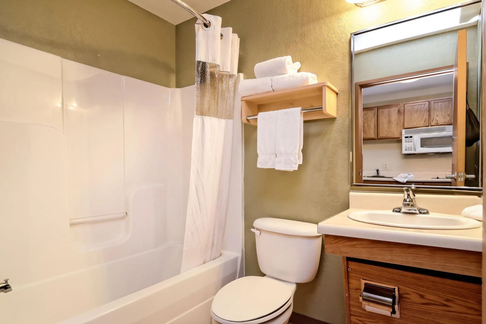 HomeTowne Studios & Suites by Red Roof Bentonville