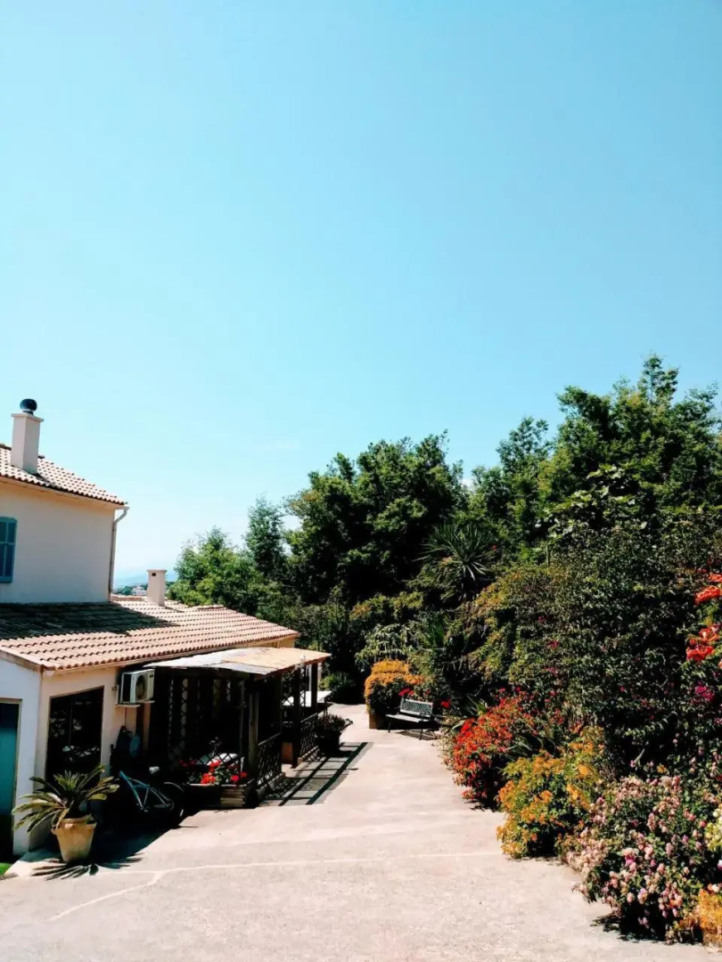 Studio climatisé tout équipé à 2.5 km des plages