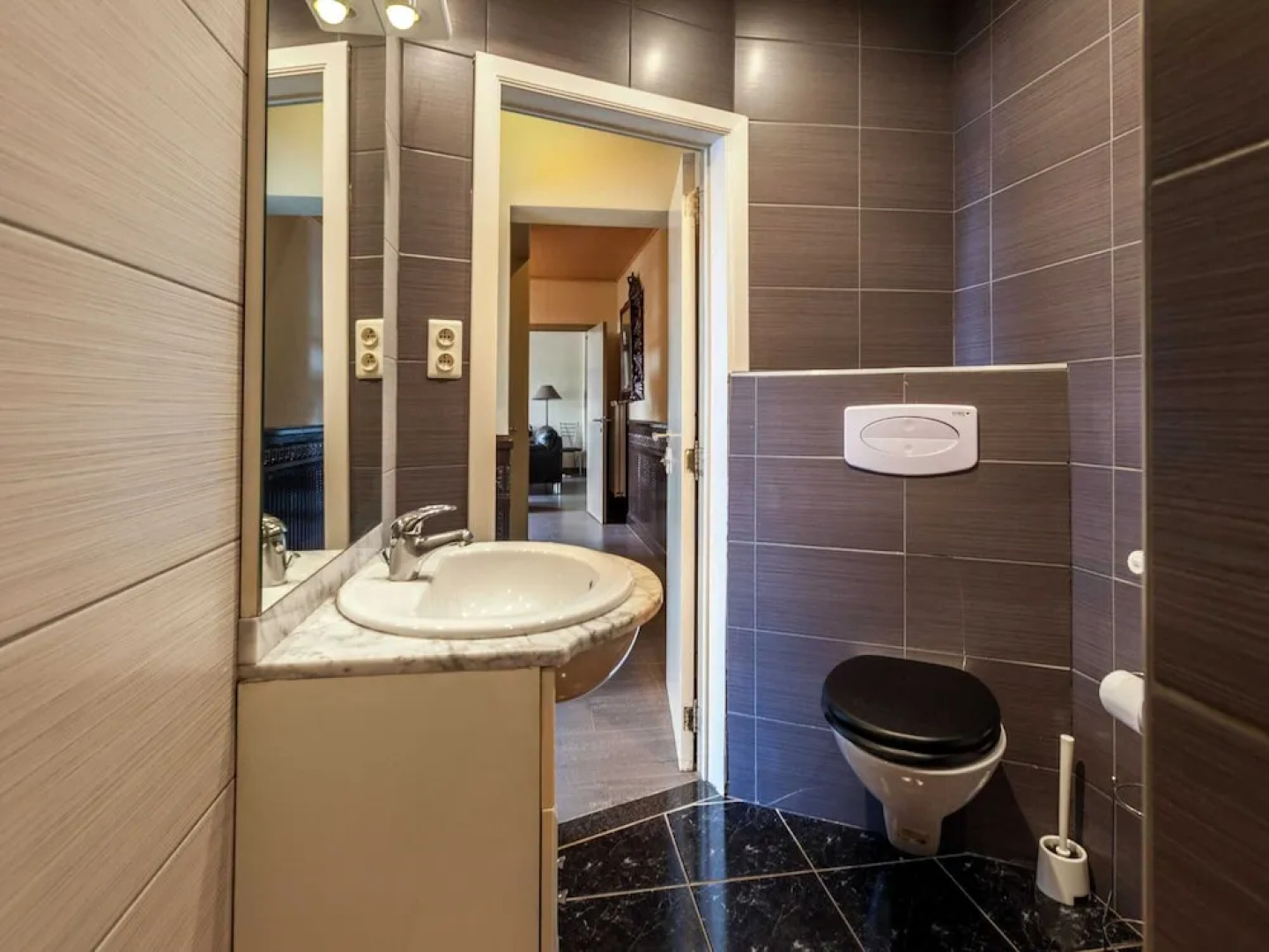 Quiet Cottage near Woods