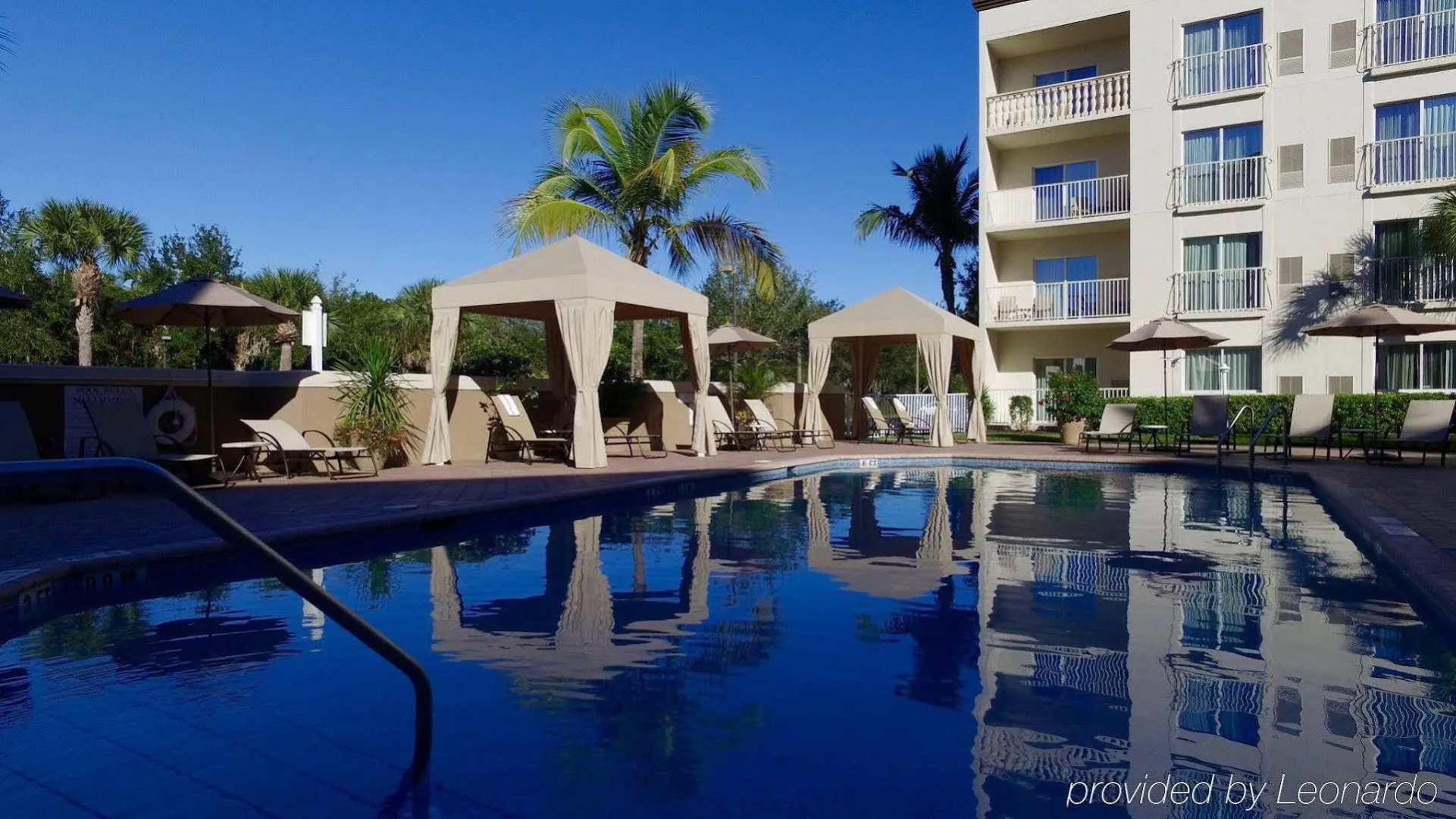 Holiday Inn Express Hotel Naples Downtown - 5th Avenue