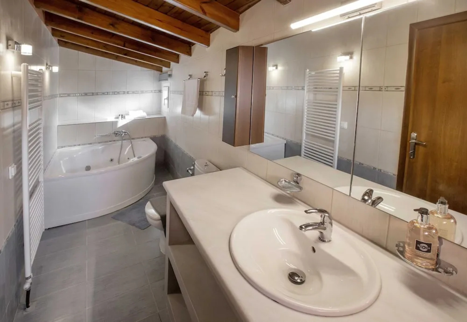 Spacious House with great view in Corfu