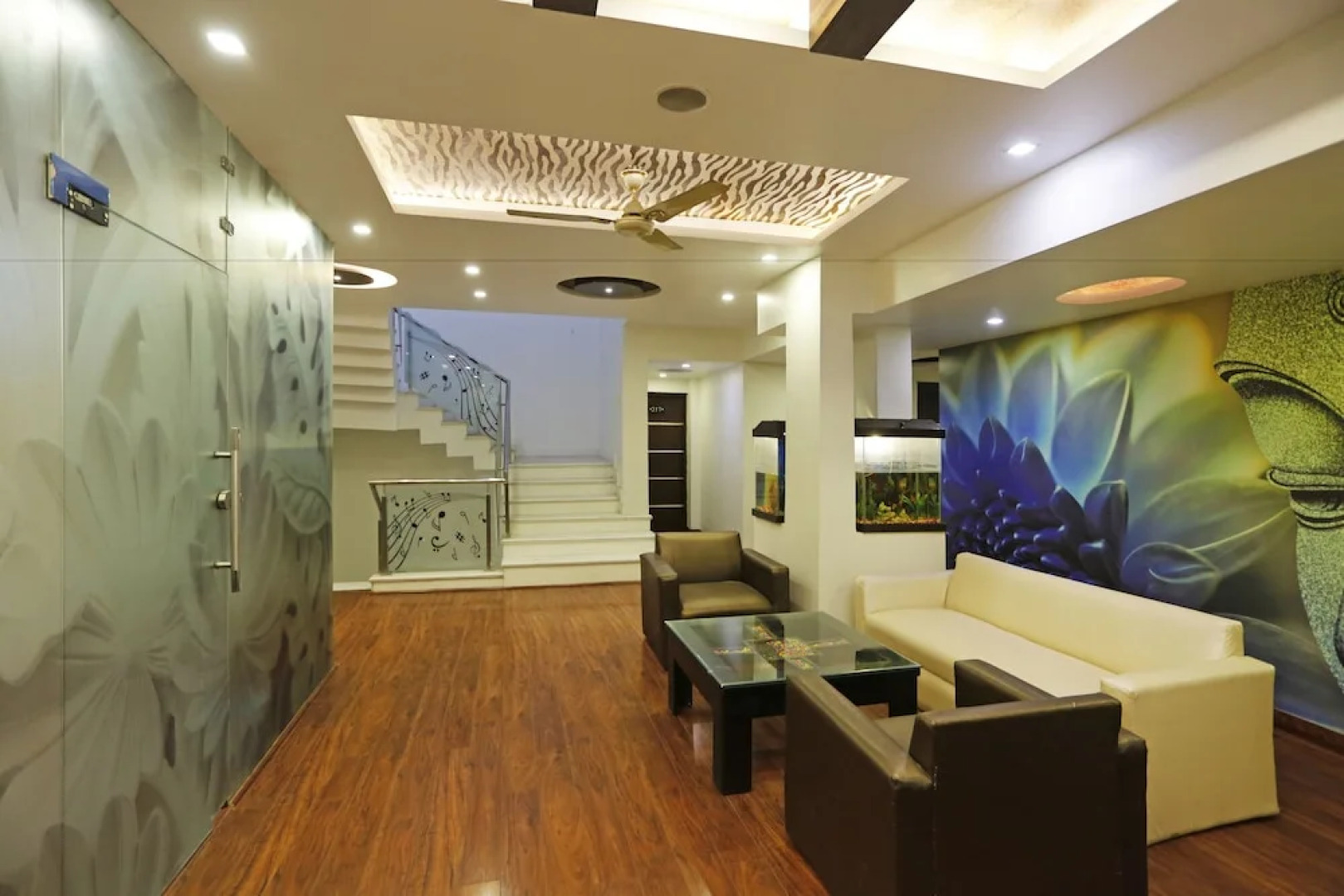 OYO 8902 Hotel Ronald Inn