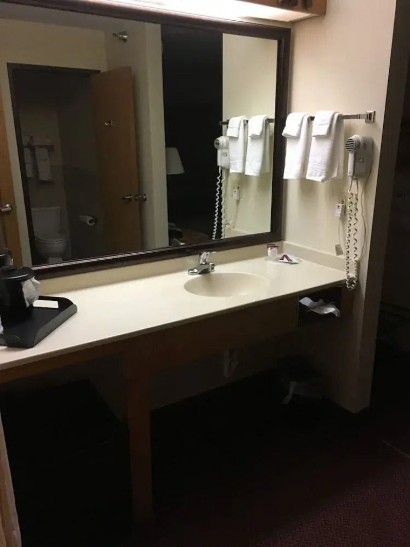 Moose Lake Lodge & Suites