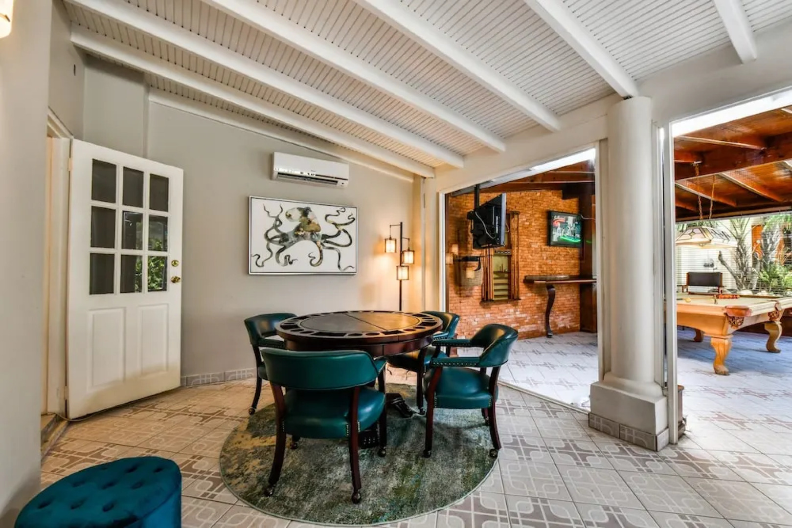 Massive Oceanfront Villa - Spa - Sauna - Gameroom - Malmok!