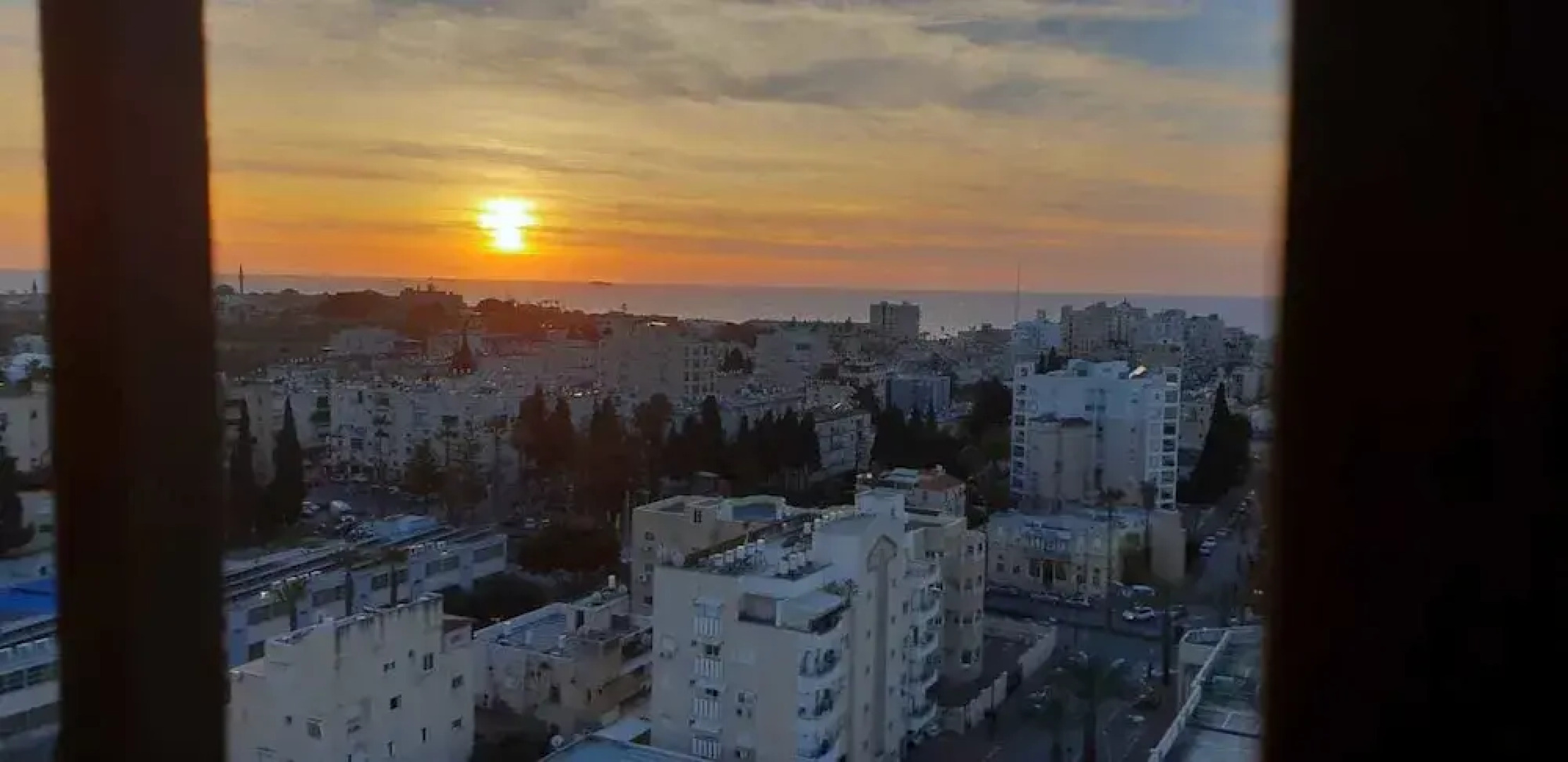 Roomy Apt. w Seaview Fireplace & Netflix