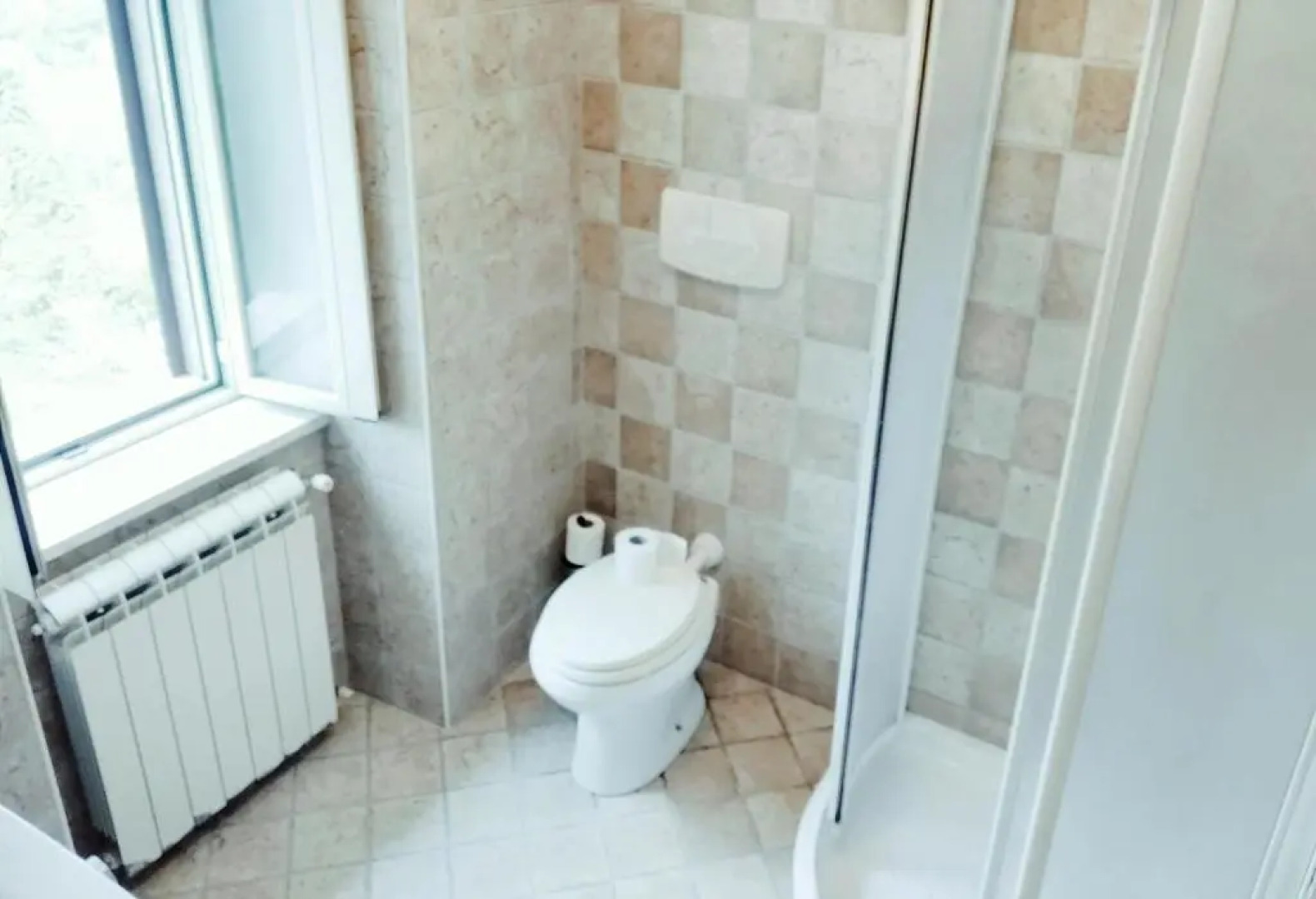 Entire Apartment overlooking Picinisco, Large Outside Terrace, Free Parking, Sleeps 8