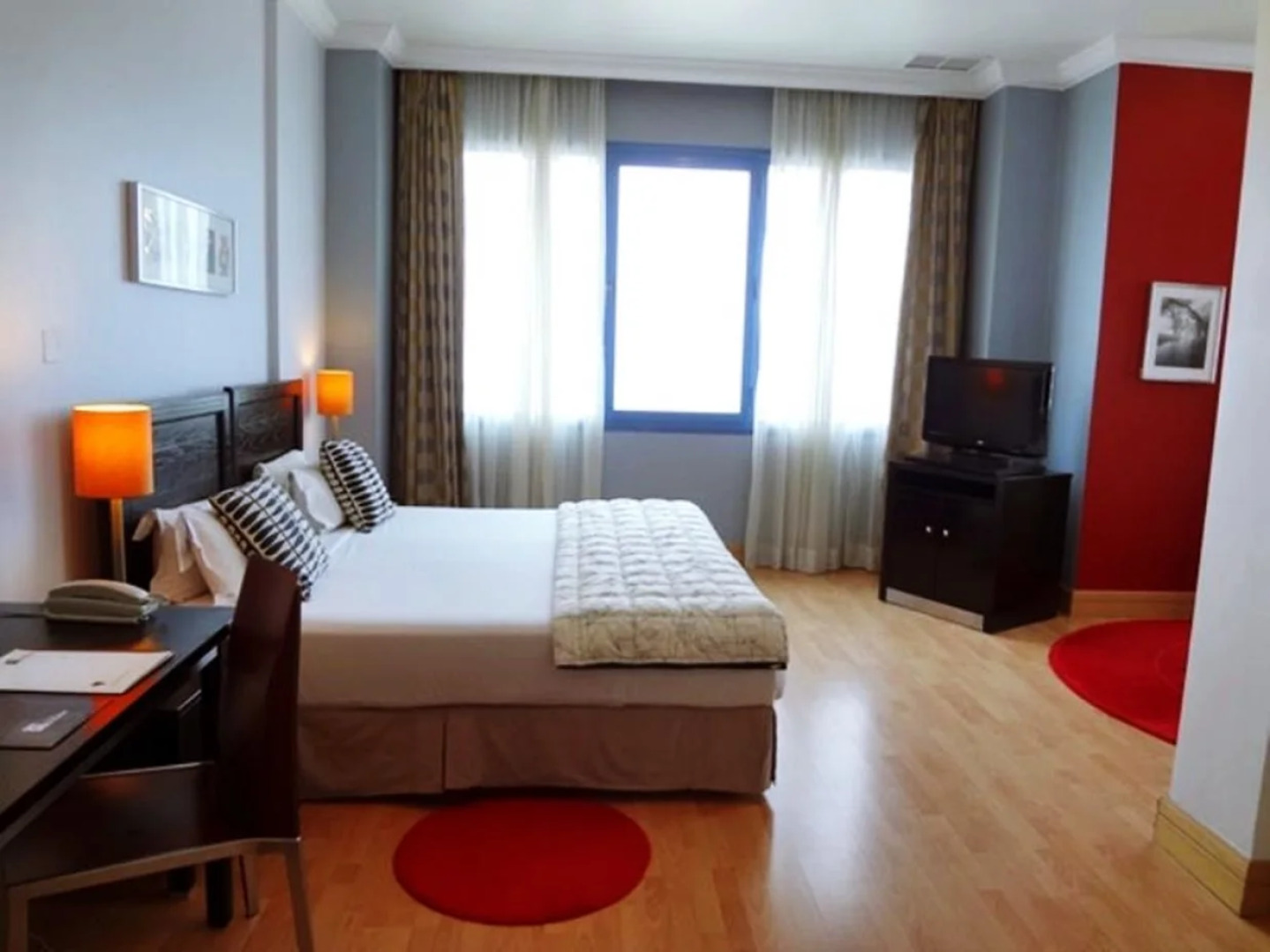 Corniche Hotel & Suites