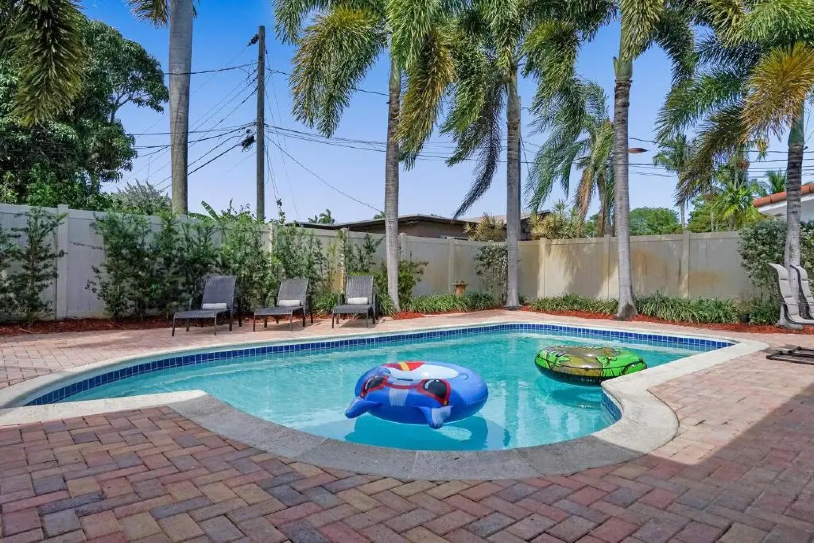 Modern 4bdr Home With Pool By The Beach