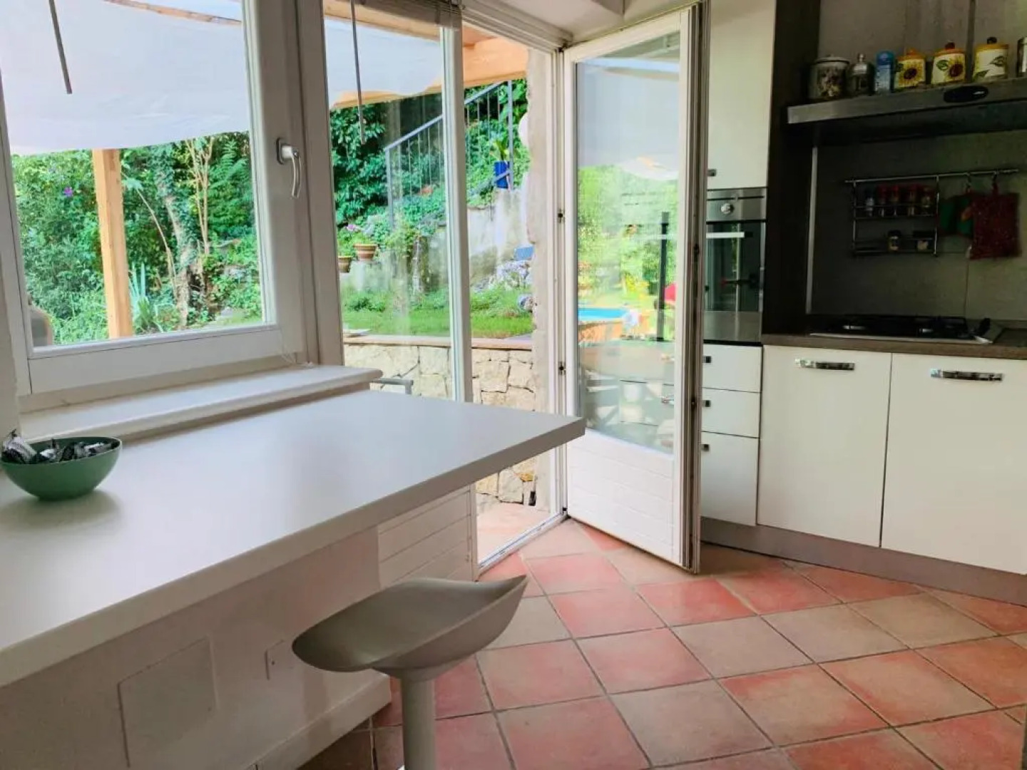 Appartamento con veranda, giardino e piscina