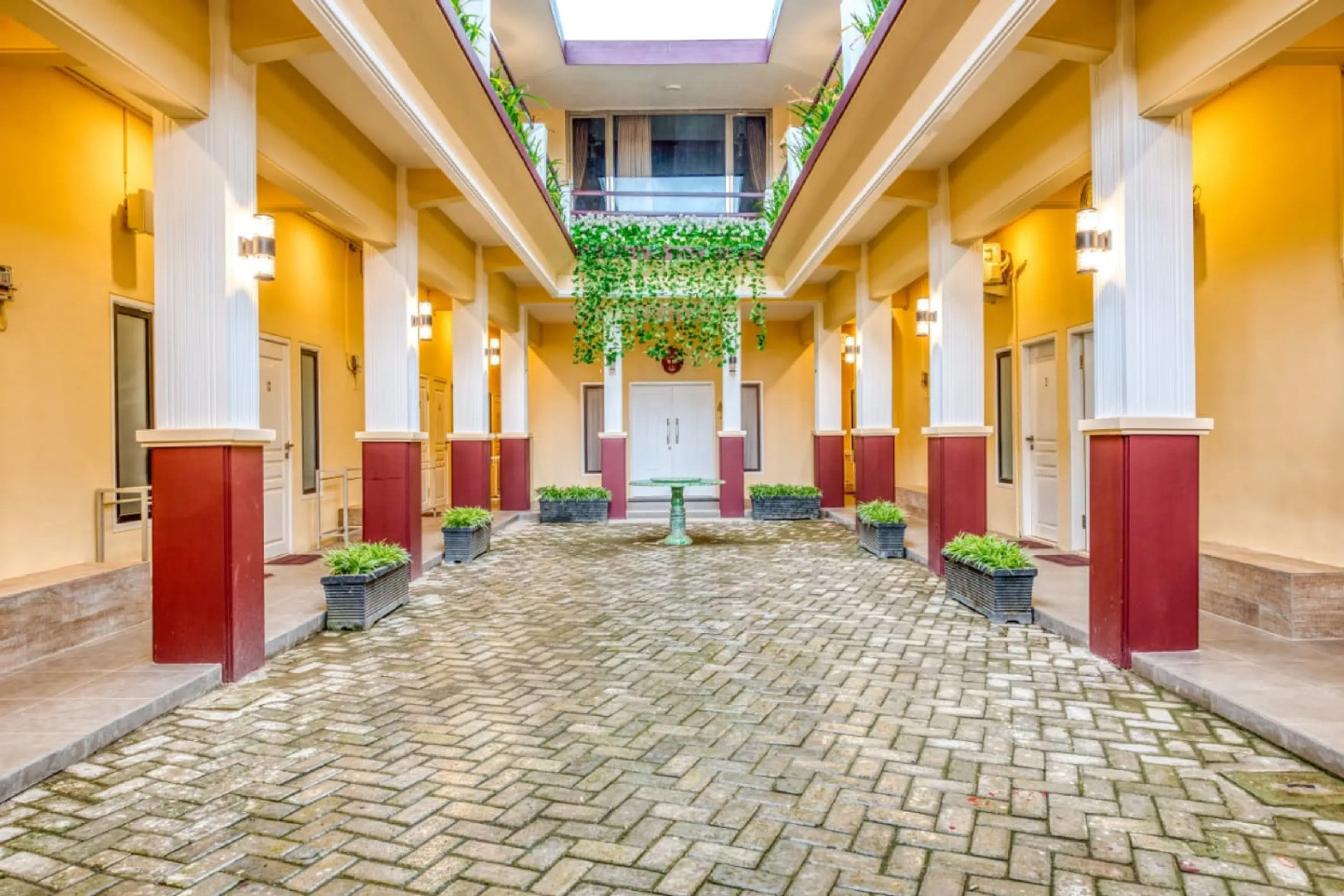 RedDoorz Syariah near Kebon Rojo Park Blitar