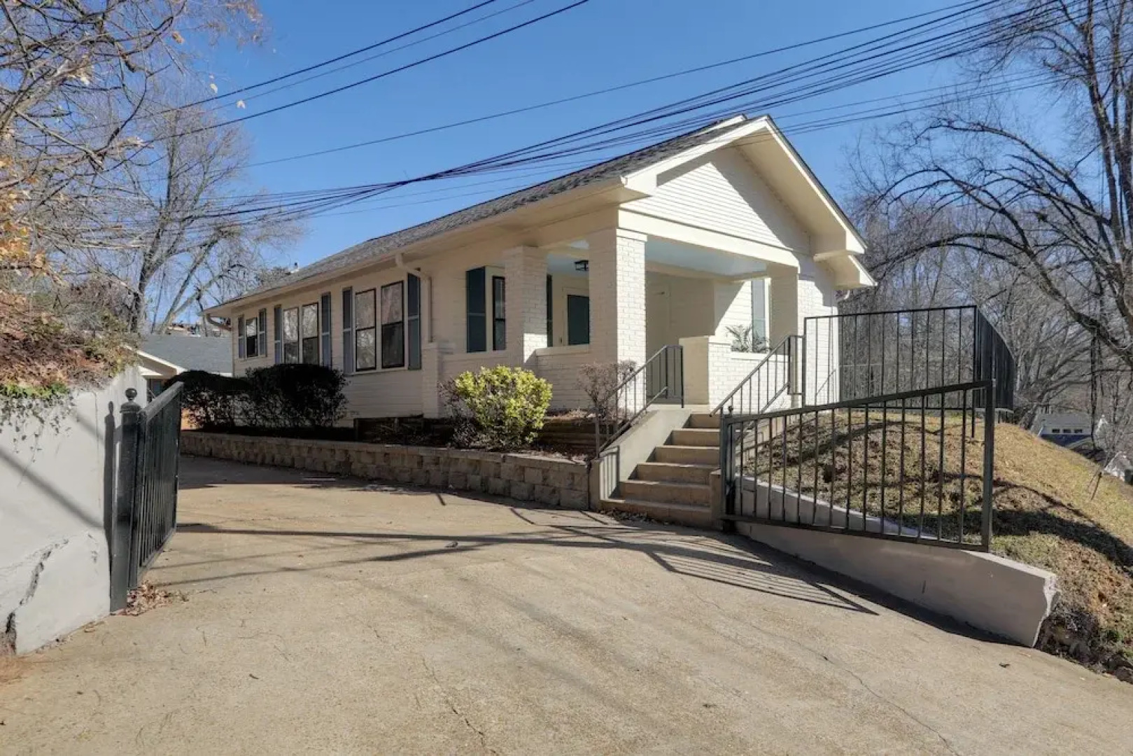 Walk to Oxford Square & Ole Miss: Central Home!