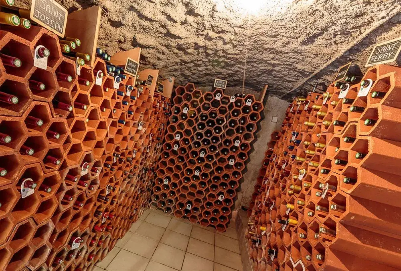 Hôtel-Restaurant La Crèche et sa piscine intérieure - Logis Hôtels