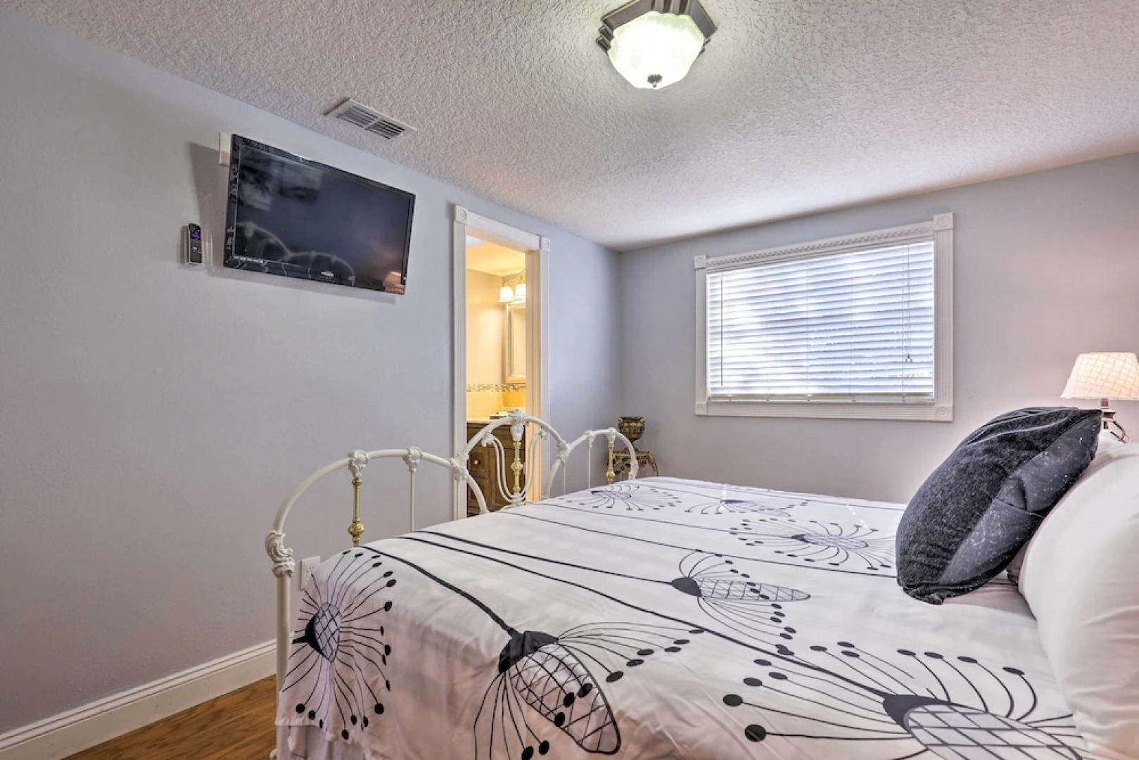 Cozy Home in Heart of Tampa w/ Lanai & Pool!