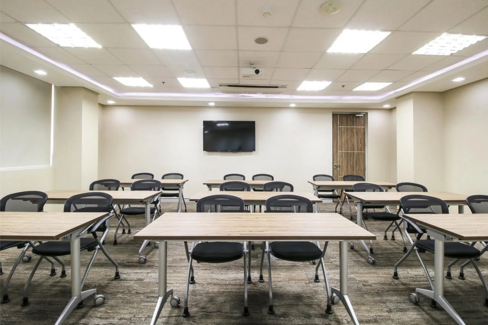 Red Planet Makati Amorsolo