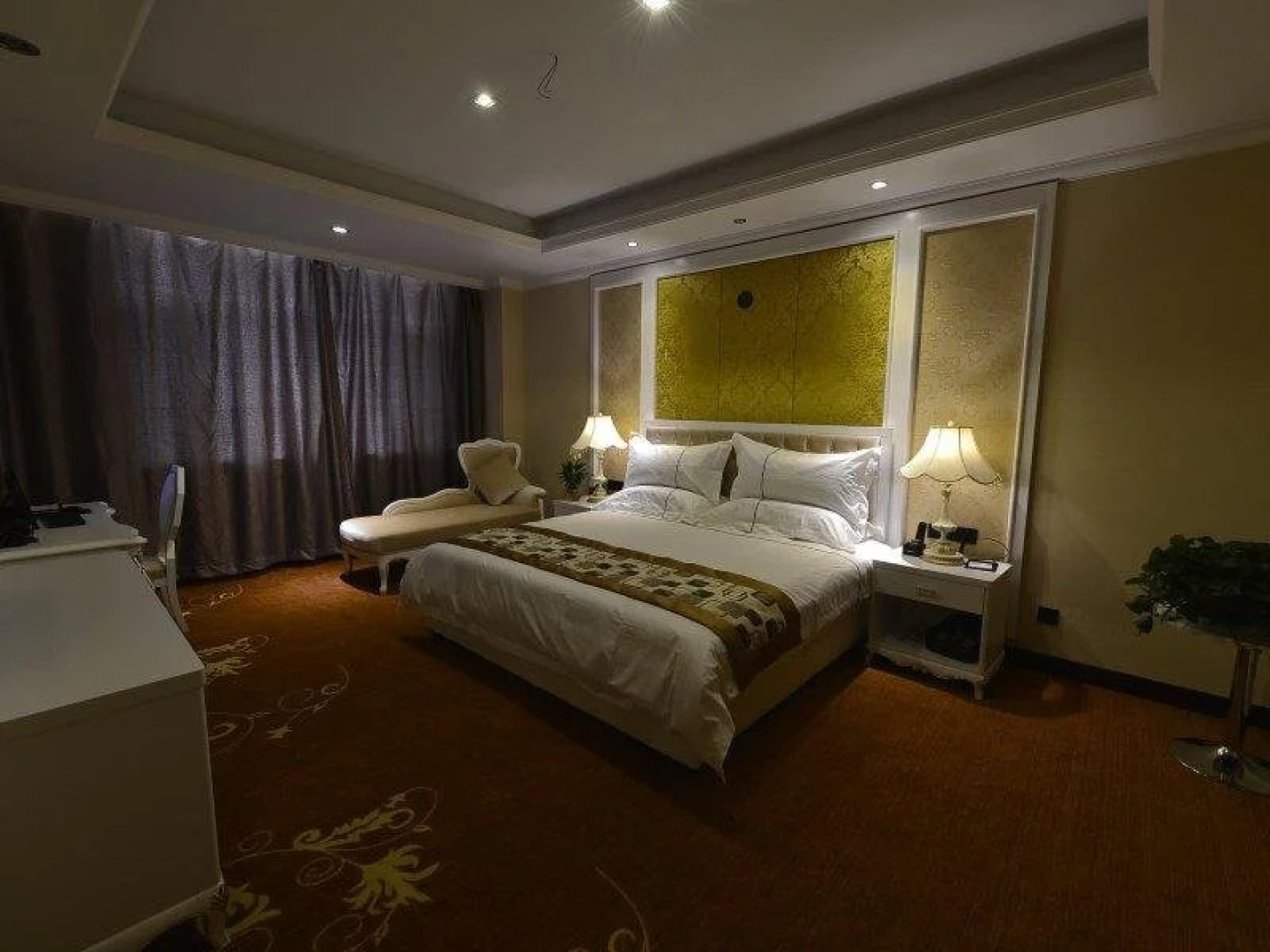 Huang He  International   Hotel