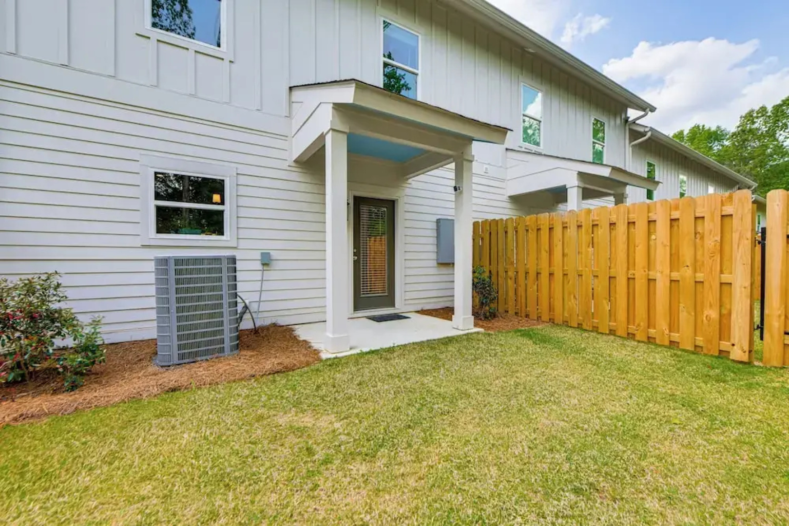 4 Mi to Auburn University: Townhome w/ Fenced Yard