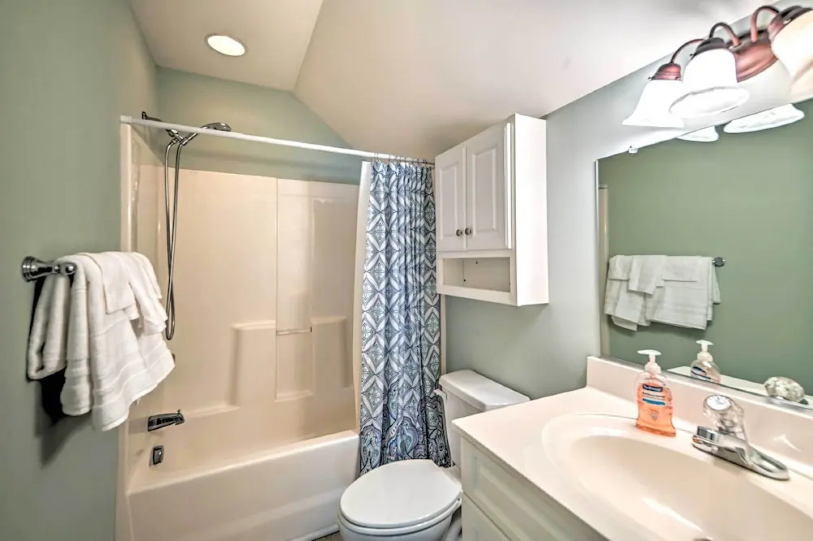 1 Mi to Beach + Hot Tub: Murrells Inlet Retreat!