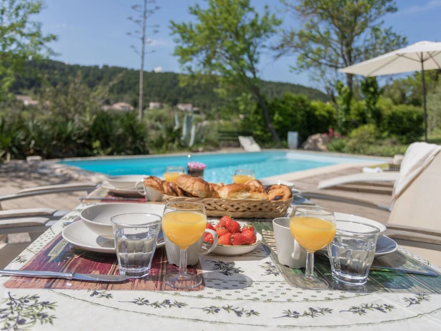 Huge Villa in Montbrun-des-corbières With Swimming Pool