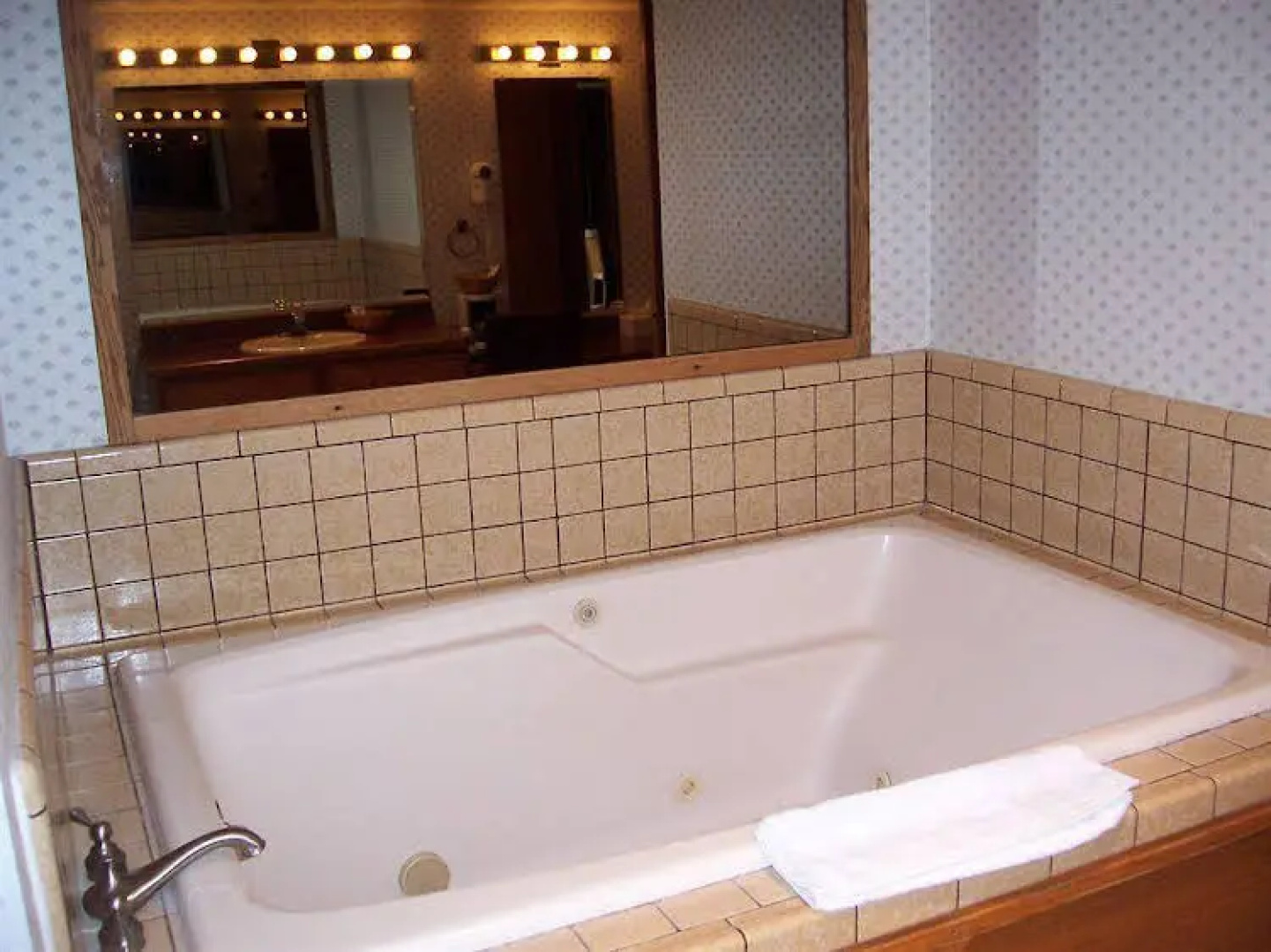 Econo Lodge Inn & Suites Central