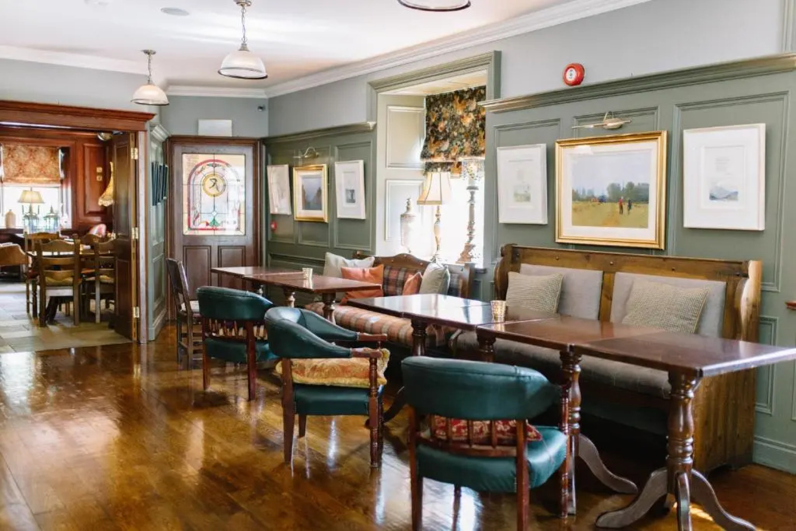 Riverbank, Country Pub and Guesthouse