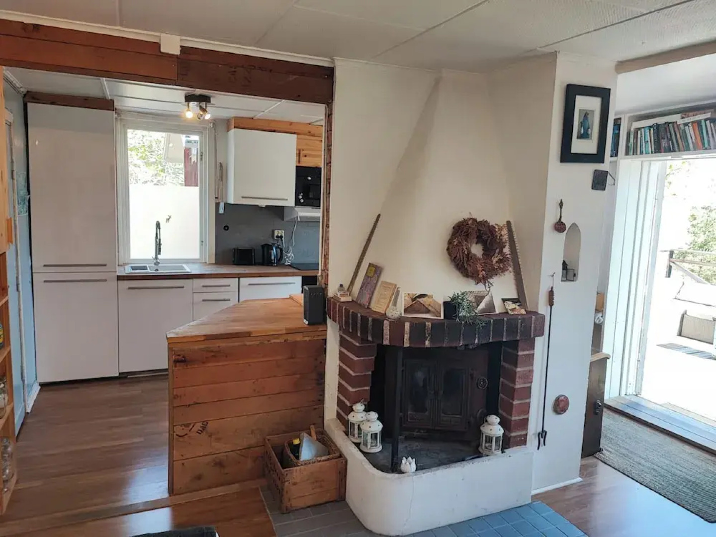 Sea-view Cottage High up in the Trees