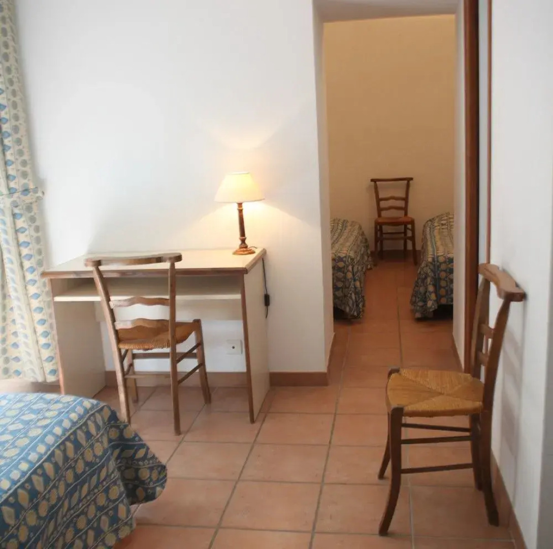 hostellerie de labbaye de frigolet