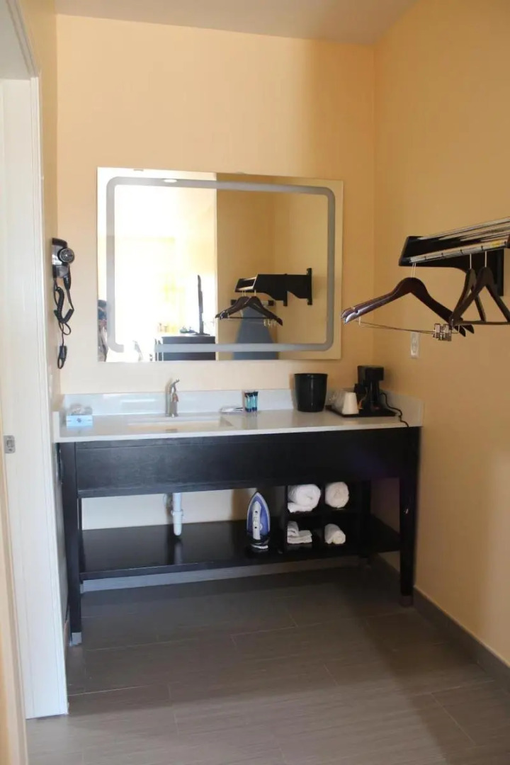 Express Inn & Suites - Bush Airport