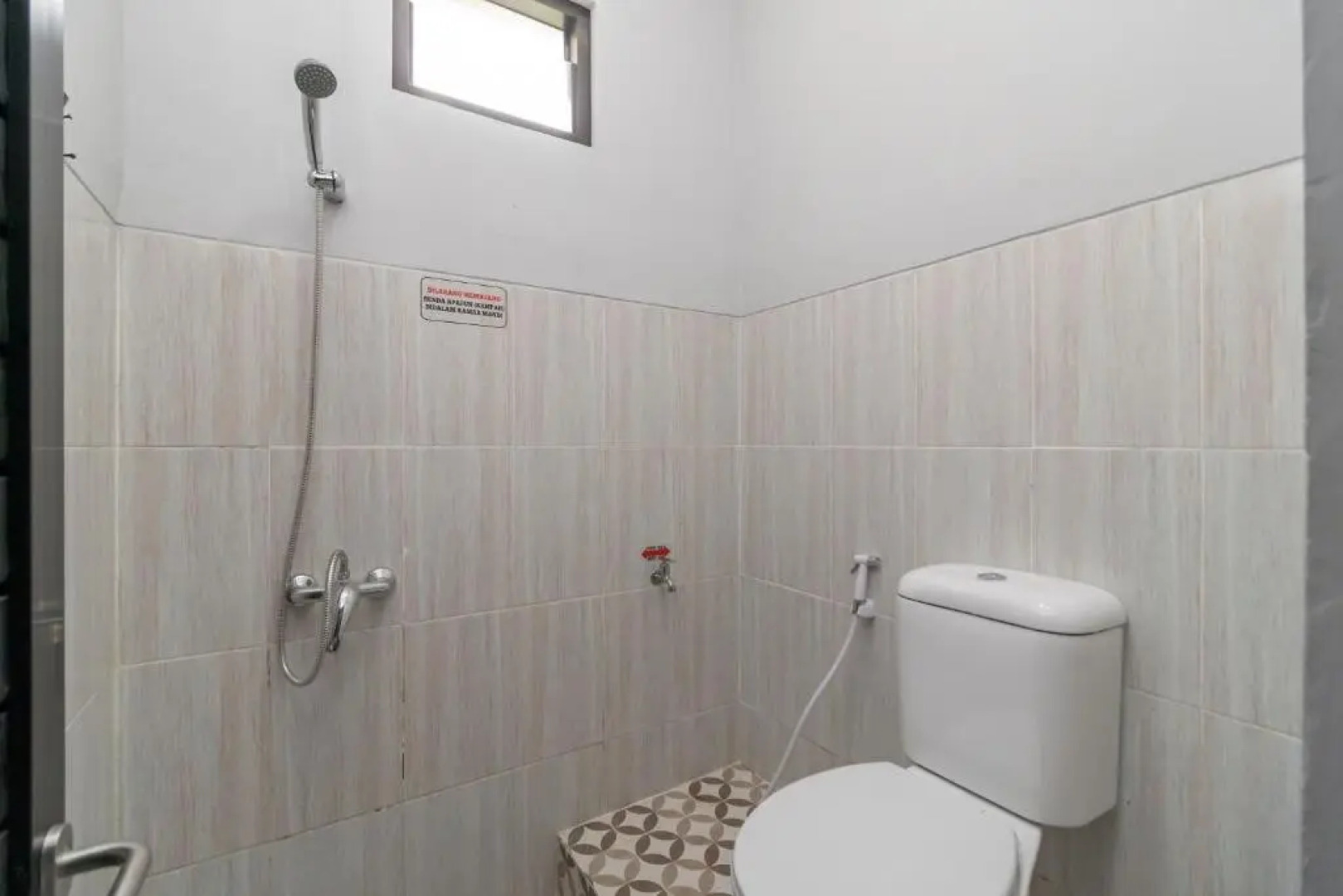 RedDoorz Plus Near Jungeland Sentul