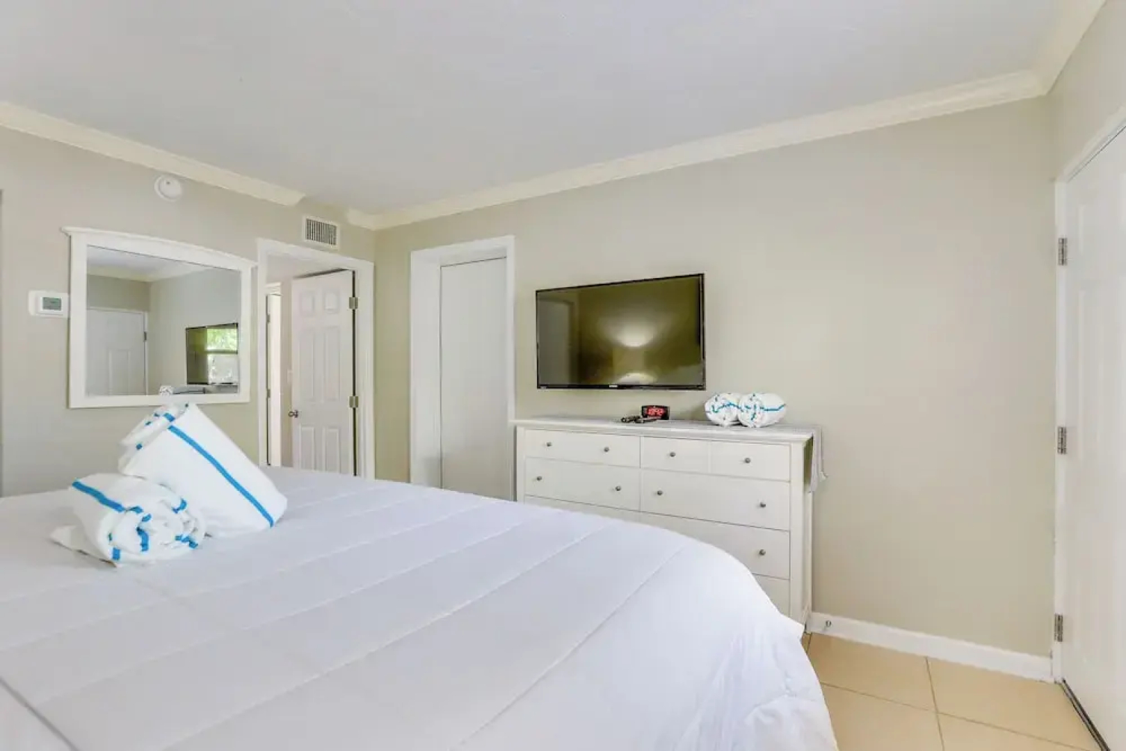Sunlit Longboat Key Escape w/ Private Resort Beach
