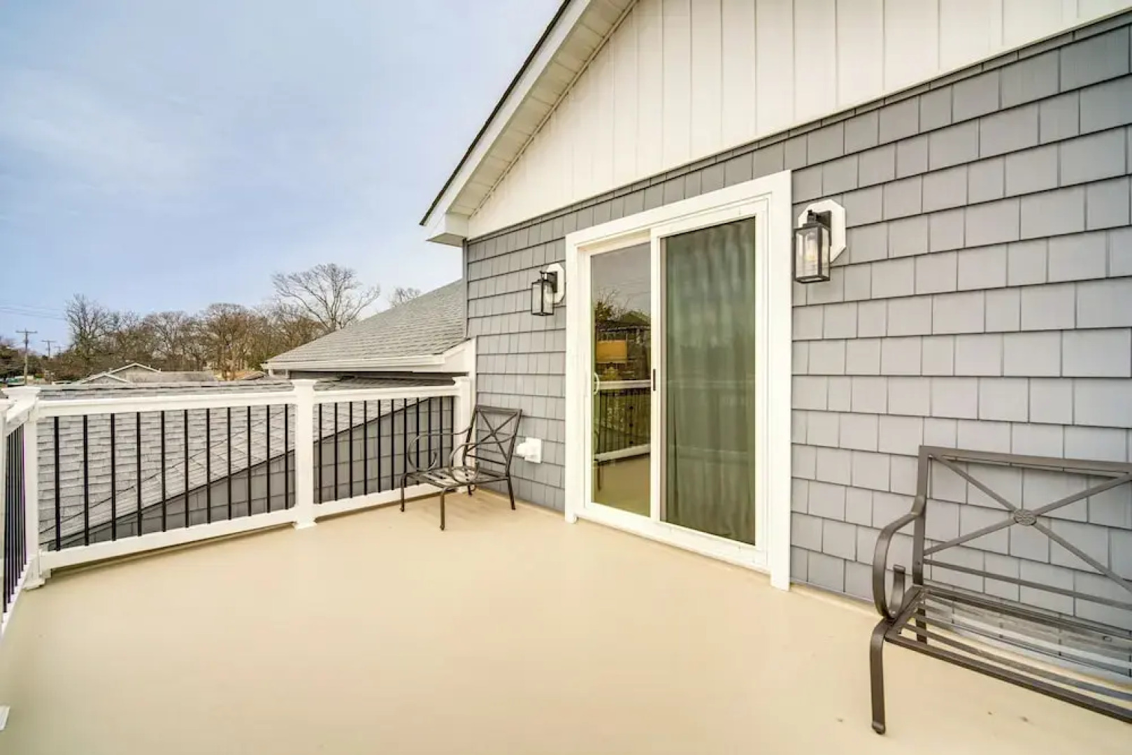 Steps to Sand: Villas Beach House w/ Decks!