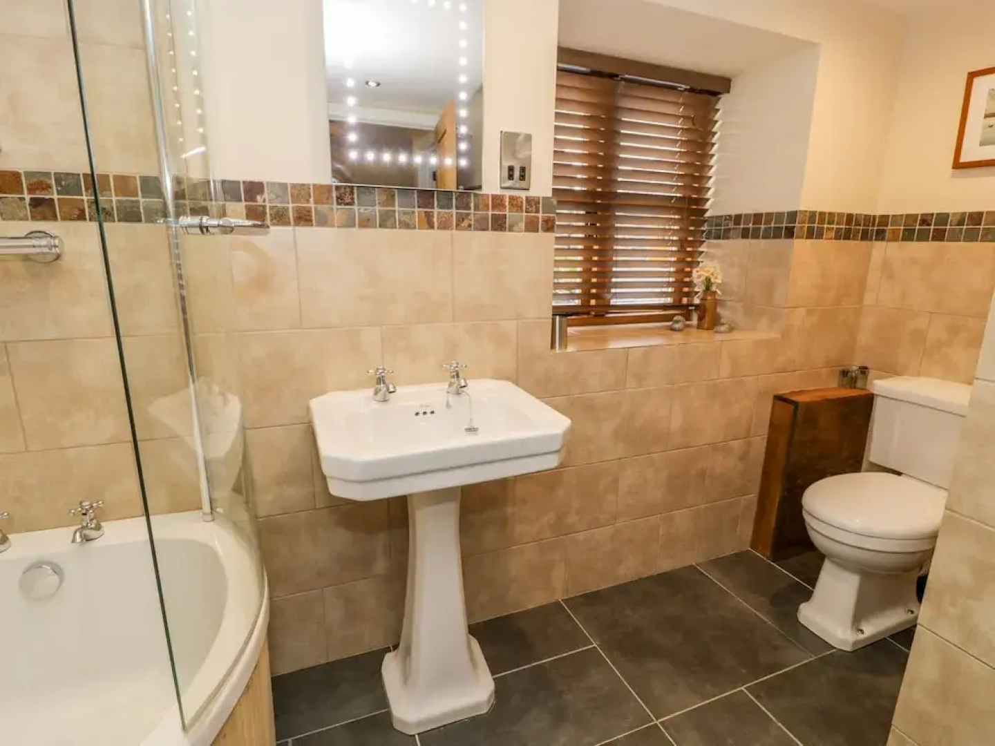 The Granary, Dee Valley Escape With hot tub