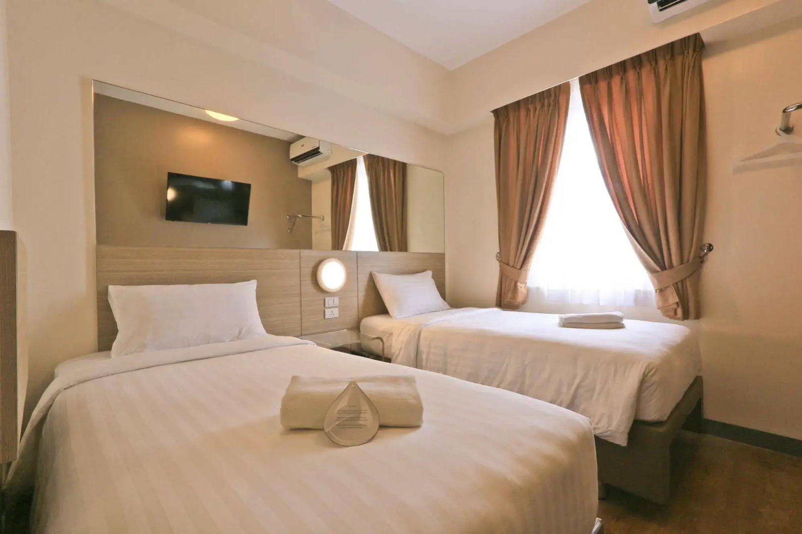 Red Planet Makati Amorsolo