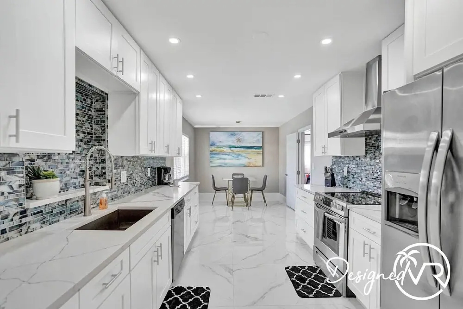 Chic 3BR w heated pool 1 mile to Beach