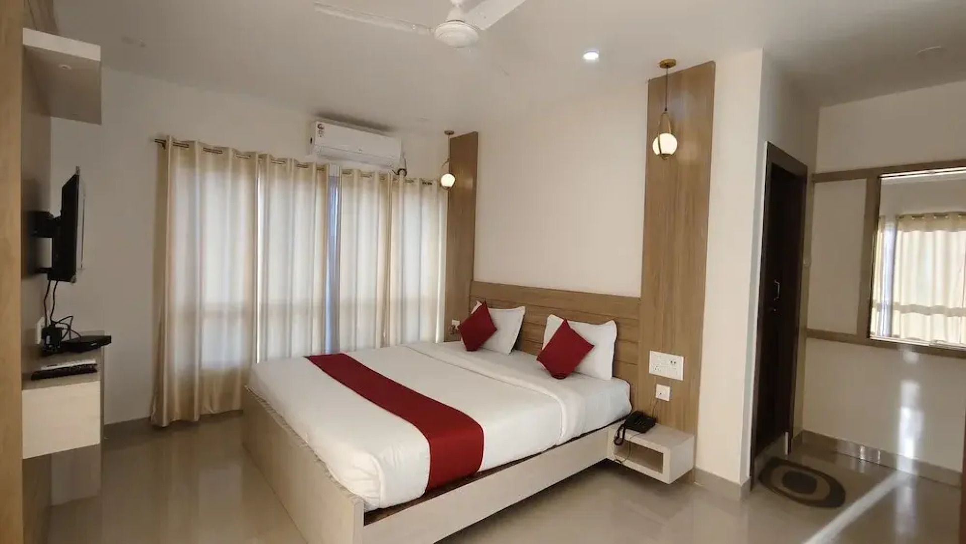 Hotel IVY Grand By GRB