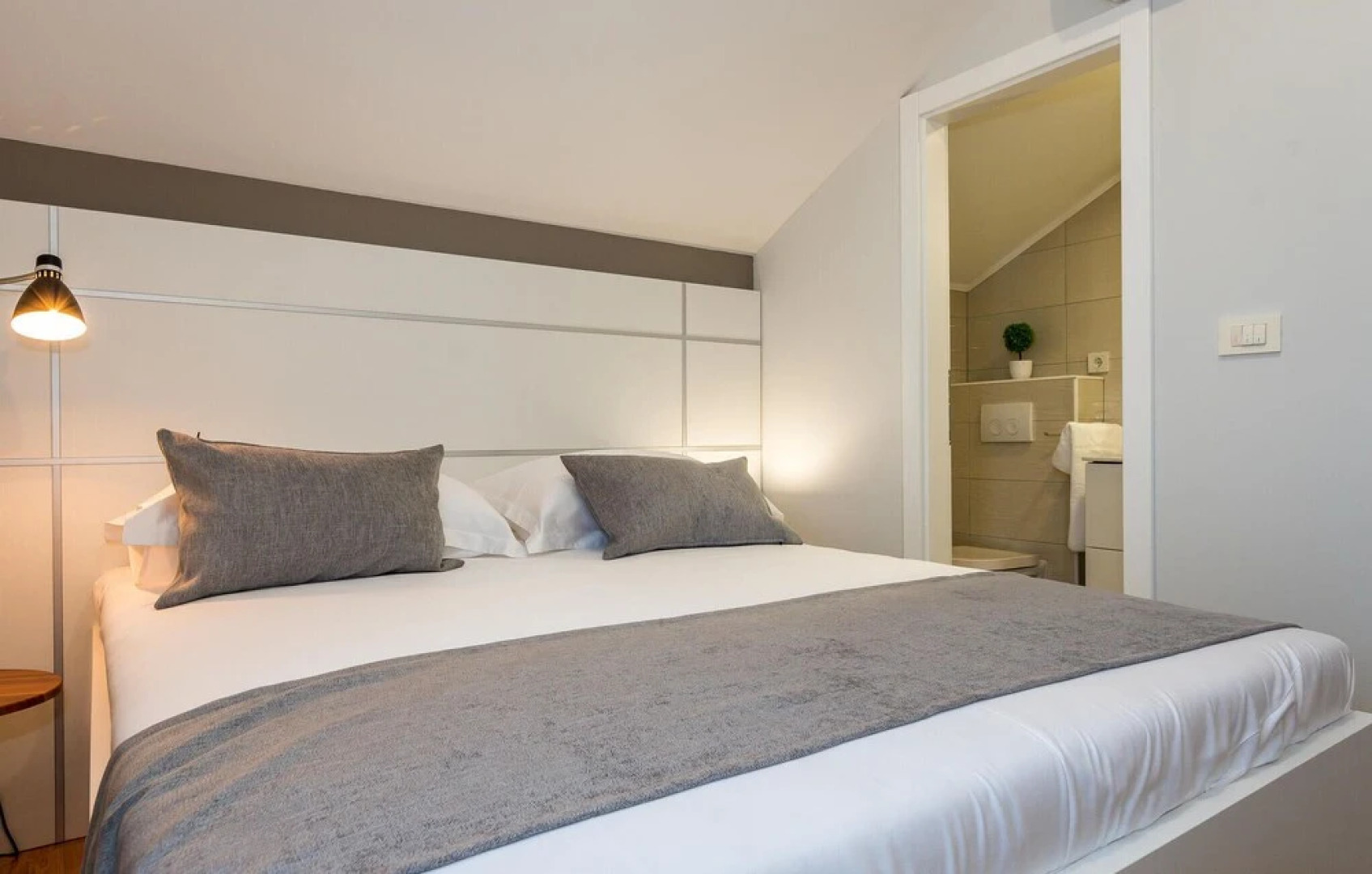 Amazing Home in Siveric with Hot Tub, Sauna & WiFi