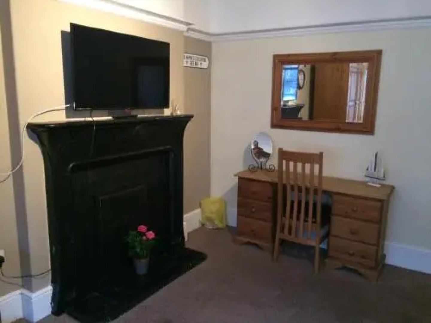 The Crown Bar & Guesthouse