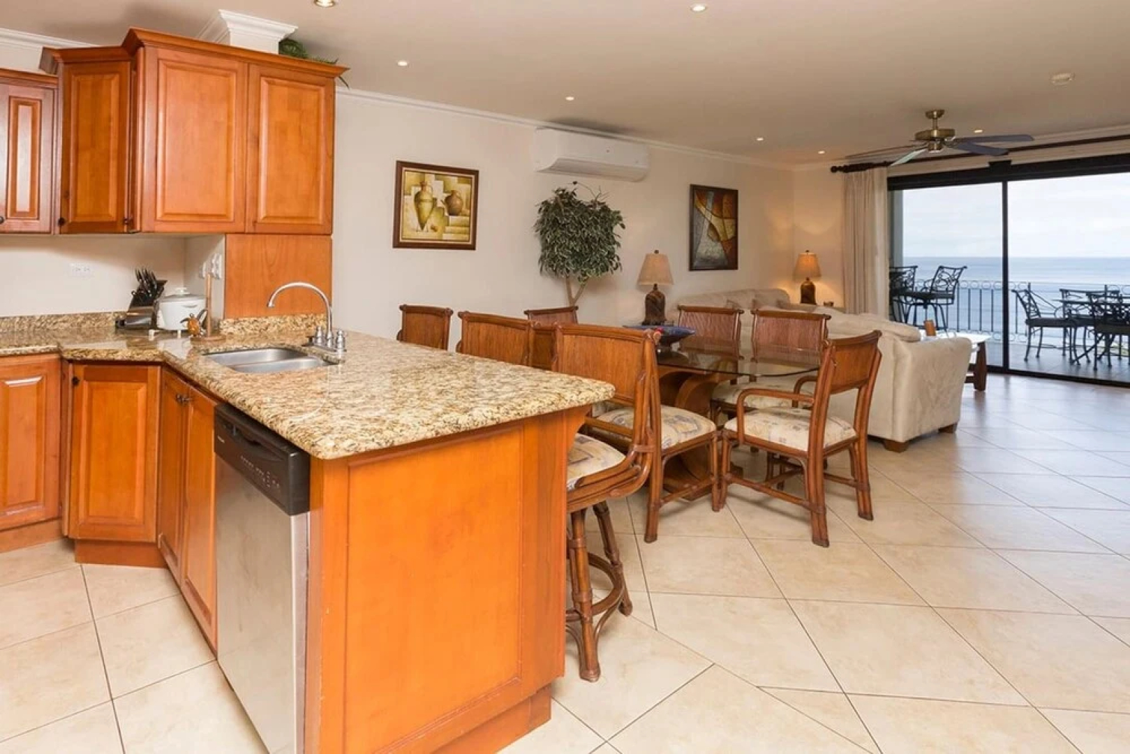 Ocean View Condo - Few minute walk to the beach and restaurants