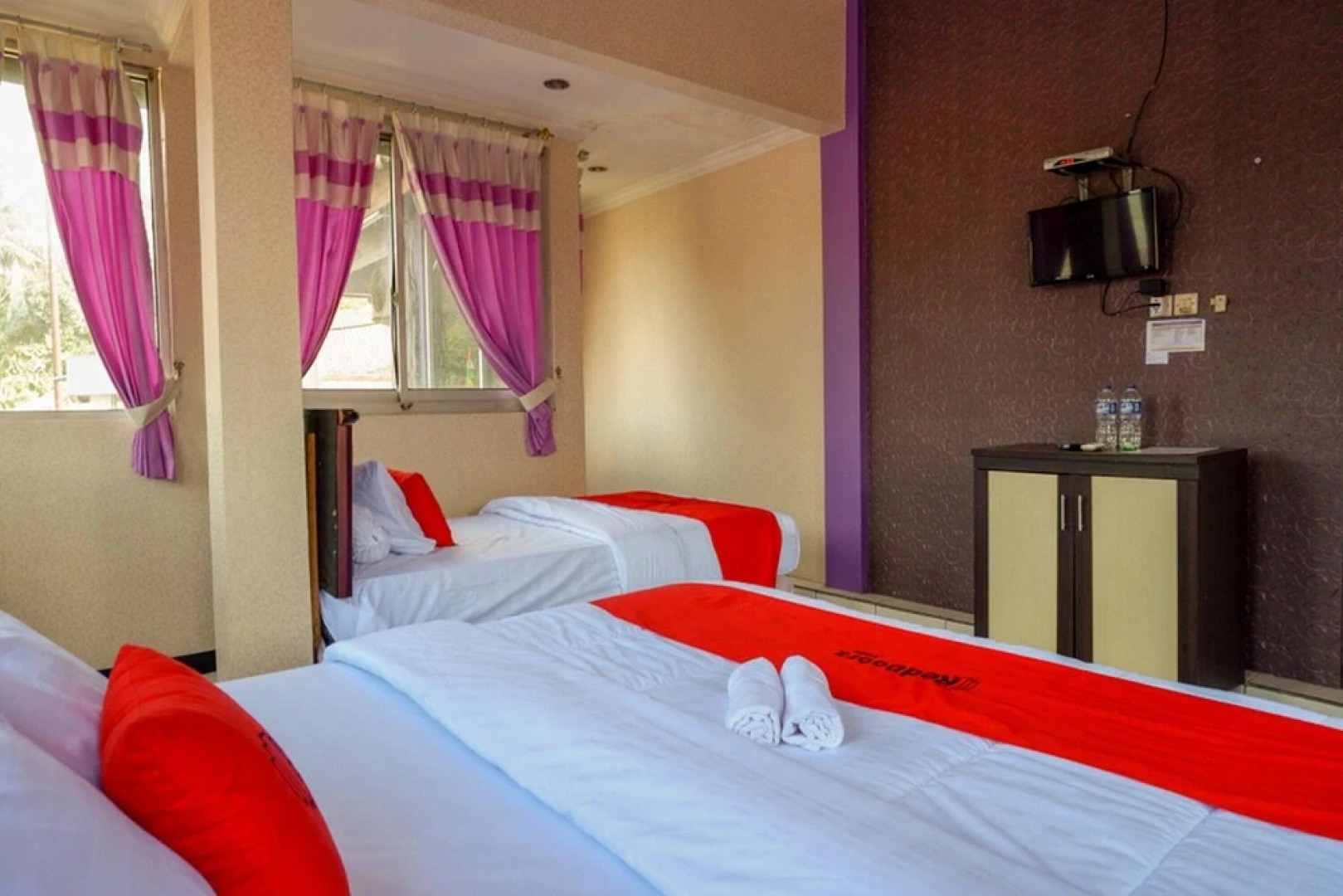 Hotel Ungu by RedDoorz