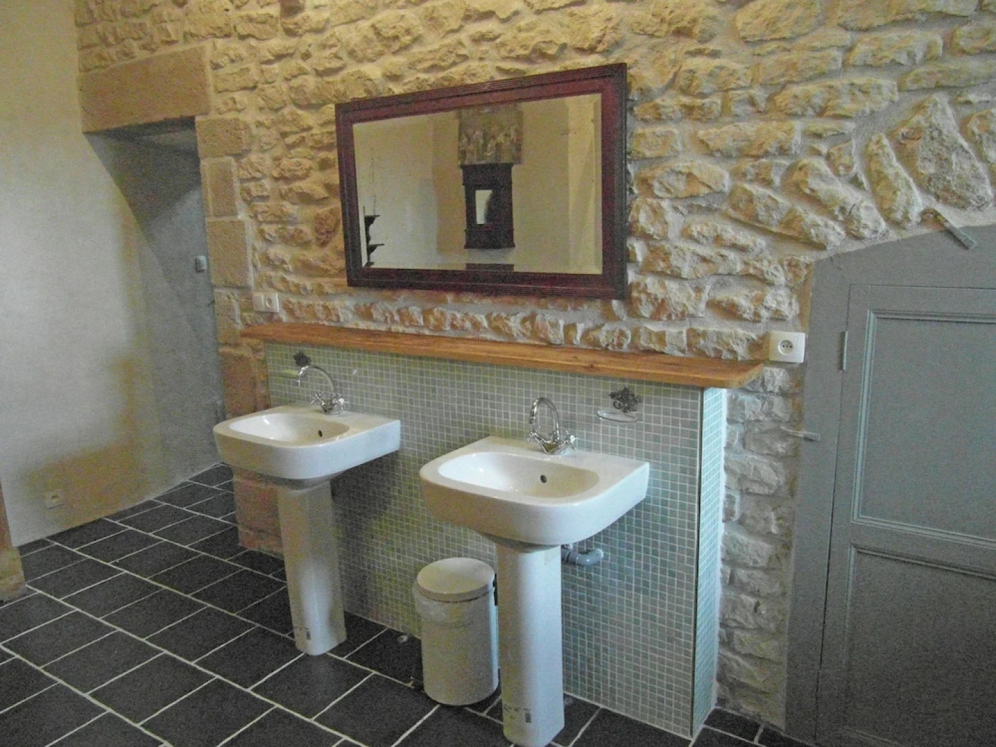 Charming and Private Castle on Four Hectares, With River, sun Terrace and Views