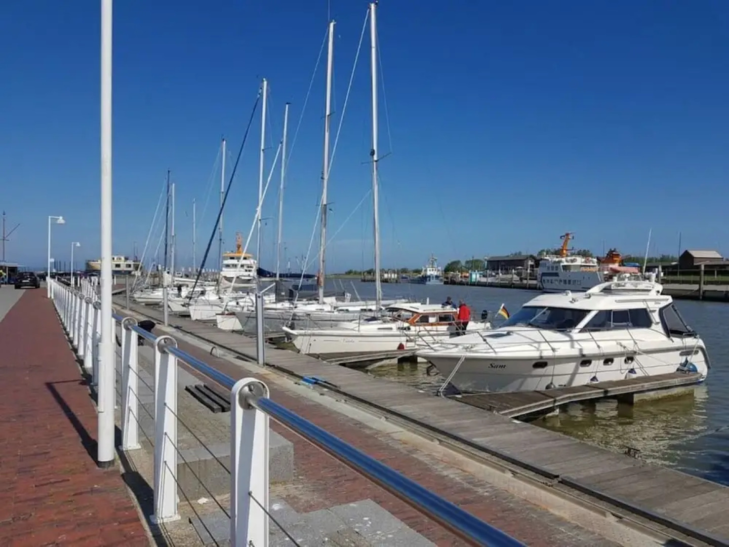 Friesengold Modern Retreat