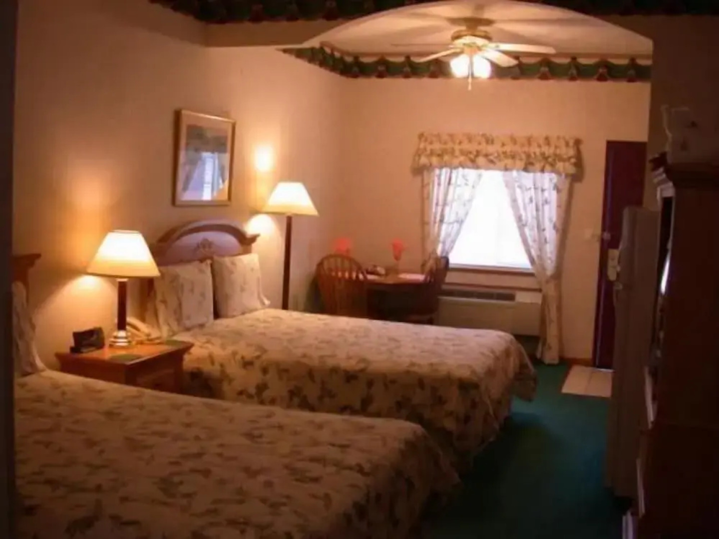 Townhouse Inn & Suites