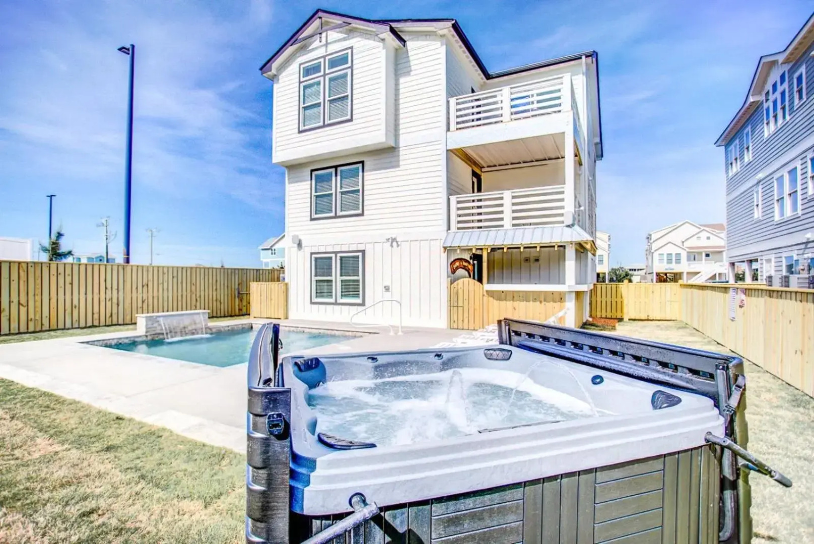 4059 - Bikinis & Martinis