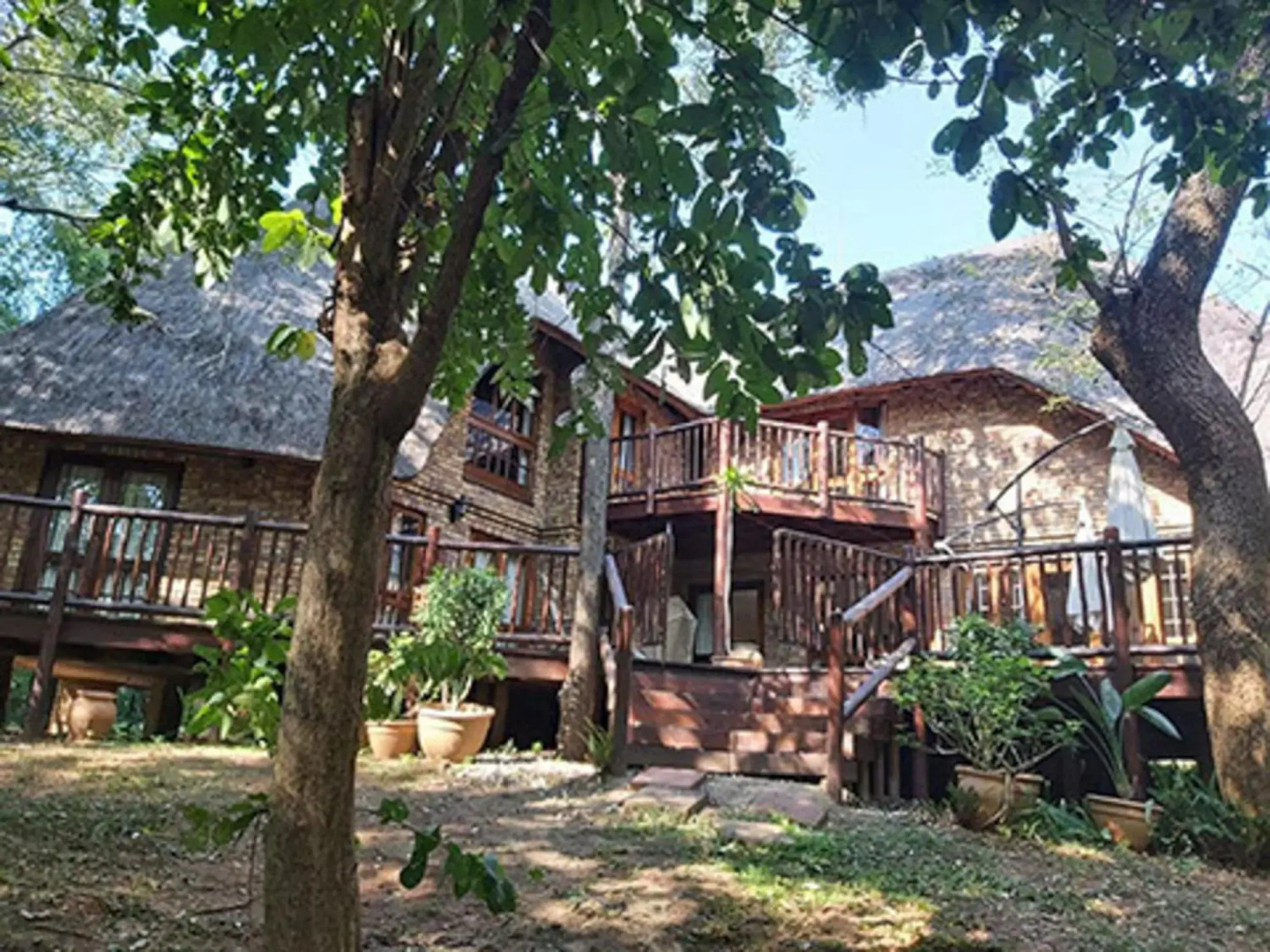 Dreamy 3 bedroom villa on the edge of the Sabie River in Kruger Park Lodge