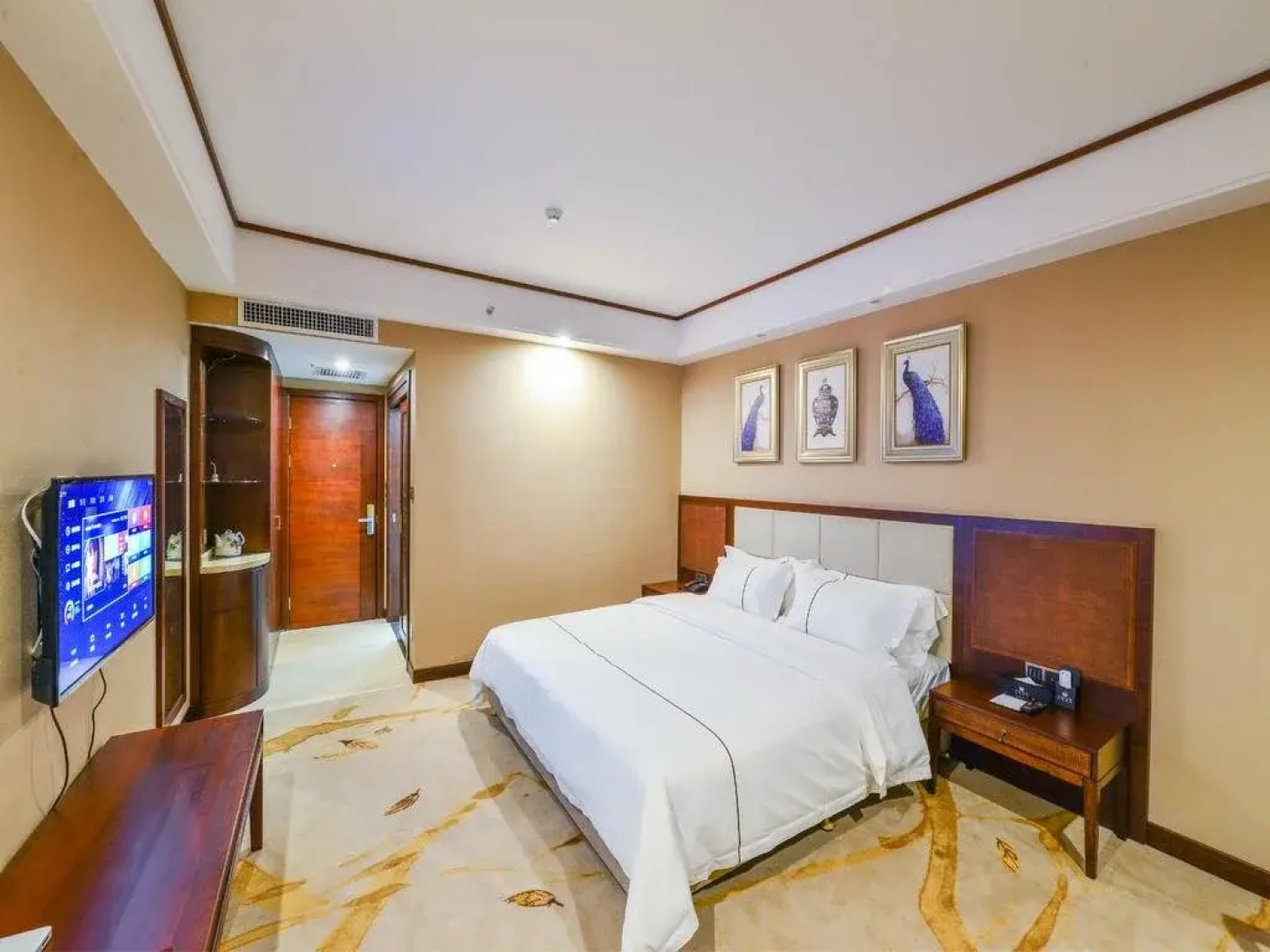 Yingjiang River Bian Chui Hotel